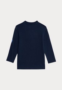 Marinblå långärmad T-shirt i bomull. Har en rund halsringning och en liten logotyp på vänster ärm. Slät textur och klassisk passform.