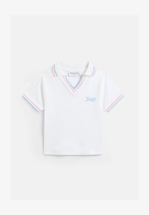 Biała koszulka polo z krótkim rękawem, wykończona niebiesko-różowymi paskami na kołnierzyku i rękawach, z dekoltem w kształcie litery V oraz napisem „Juicy” wyhaftowanym na piersi na niebiesko.