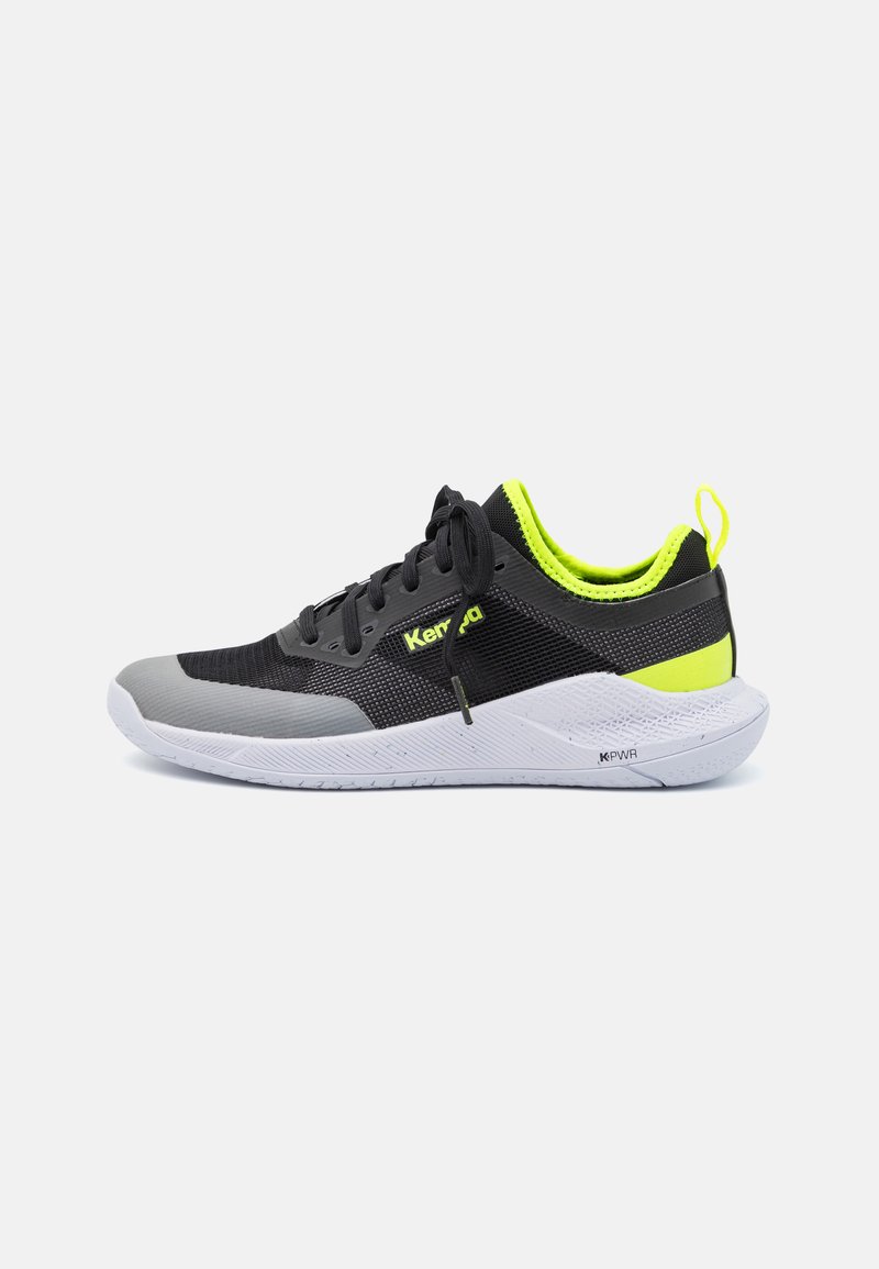 Ténis desportivos com um cabedal em malha preta e cinza, detalhes em verde neon, calcanhar texturizado e sola de borracha branca com um padrão de rasto.