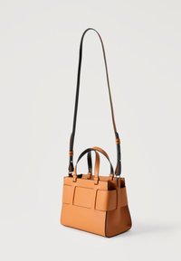 Τσάντα χειρός ταμπά σε ορθογώνιο σχήμα με μαύρες άκρες, δύο κοντές λαβές και ρυθμιζόμενο λουρί ώμου μαύρο και ταμπά.