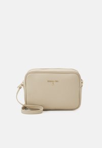 Borsa a tracolla in pelle beige con finitura testurizzata, chiusura con zip e tracolla staccabile. Presenta un dettaglio del logo in rilievo dorato sulla parte frontale.