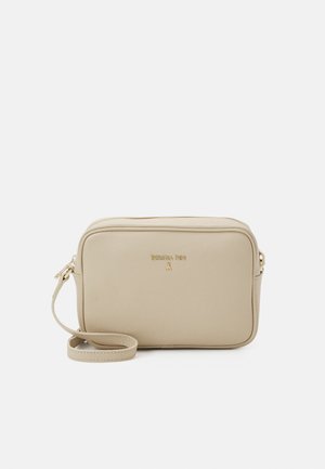 Borsa a tracolla in pelle beige con finitura testurizzata, chiusura con zip e tracolla staccabile. Presenta un dettaglio del logo in rilievo dorato sulla parte frontale.