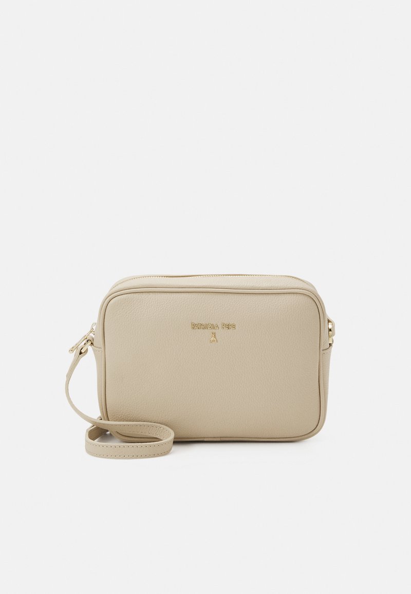 Beige læder crossbody taske med en struktureret overflade, lynlåslukning og en aftagelig rem. Har guld prægede logo detaljer på fronten.