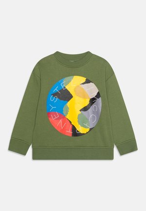 Grøn langærmet sweatshirt med et flerfarvet cirkulært abstrakt mønster og hvidt prikket tekst på brystet.