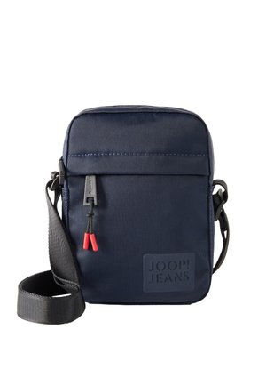 Bolso bandolera rectangular azul marino con correa negra ajustable, bolsillo delantero con cremallera y tiradores rojos, y parche con el logo "JOOP! JEANS".
