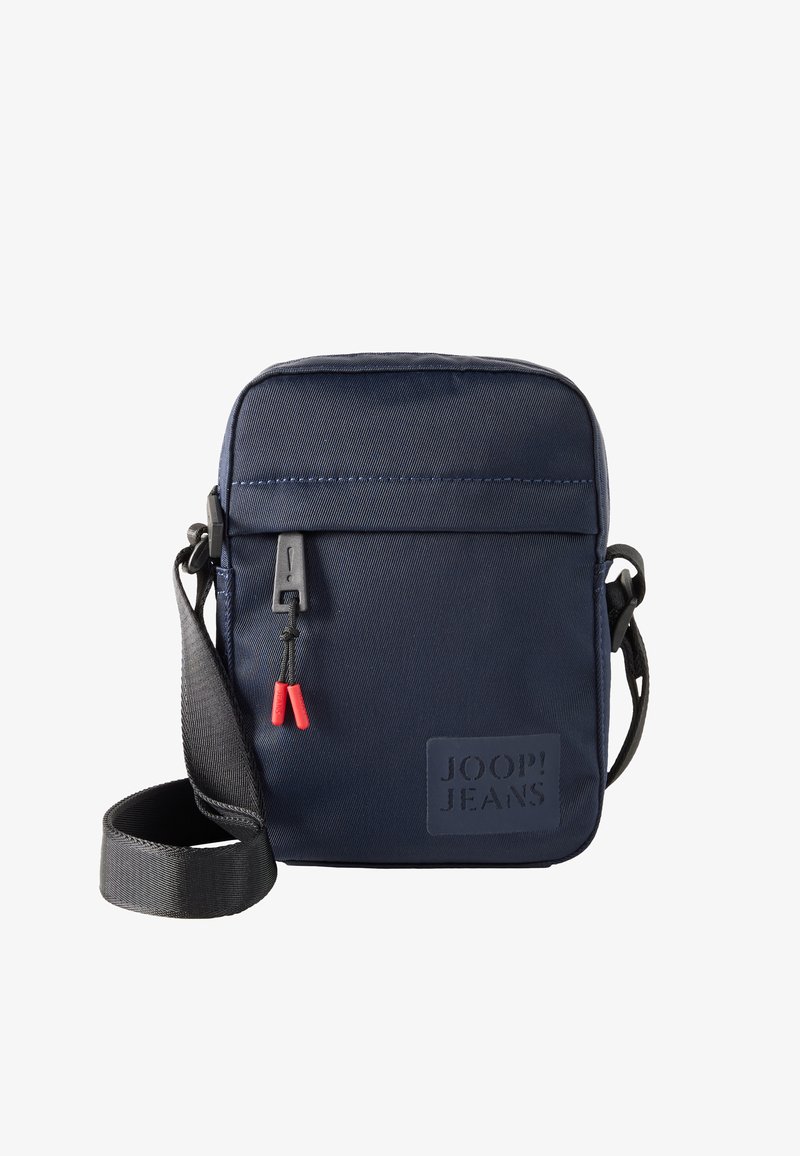 Sac bandoulière rectangulaire bleu marine avec sangle noire réglable, poche zippée avant avec tirettes rouges, et patch logo "JOOP! JEANS".