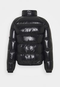 Svart pufferjacka med en glänsande yta, med hög krage, elastiska manschetter och ett åtdraget nederkant, visad bakifrån.