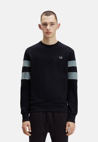 Sudadera de marina con rayas horizontales en verde oscuro y azul claro en las mangas. Presenta un cuello redondo y un logotipo bordado en el pecho.