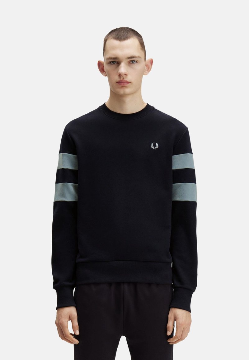 Sudadera de marina con rayas horizontales en verde oscuro y azul claro en las mangas. Presenta un cuello redondo y un logotipo bordado en el pecho.