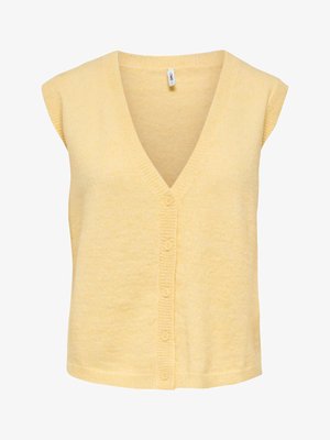 Rumena pletena telovnik brez rokavov z V-izrezom in petimi gumbi spredaj, izdelan iz mehke teksturirane tkanine.