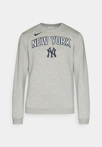 Grå langermet genser med rund hals, med "NEW YORK" i marineblå skrift og en marineblå Nike-logo på venstre bryst.