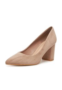 Zapato de salón para mujer de ante beige con punta afilada y tacón grueso de altura media sobre fondo blanco.
