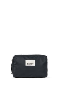 Borsa cosmetica nera in nylon dal design rettangolare, con etichetta in tessuto bianco sul davanti che mostra la scritta "DAY ET". Chiusura con zip, superficie liscia.