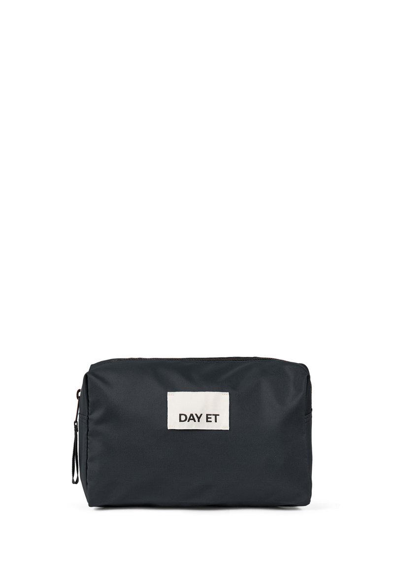 Borsa cosmetica nera in nylon dal design rettangolare, con etichetta in tessuto bianco sul davanti che mostra la scritta "DAY ET". Chiusura con zip, superficie liscia.