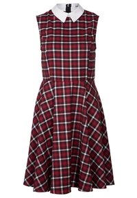 Červené a černé kostkované šaty s bílým límcem, bez rukávů, rozšířená sukně, šité švy a zapínání na zip na zadní straně.