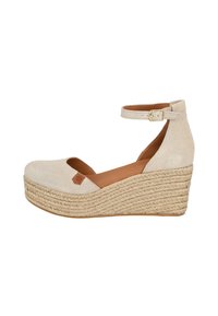 Zapato de cuña de ante beige con tira en el tobillo, diseño de puntera abierta, base envuelta en yute y pequeño detalle de cuero en el empeine.