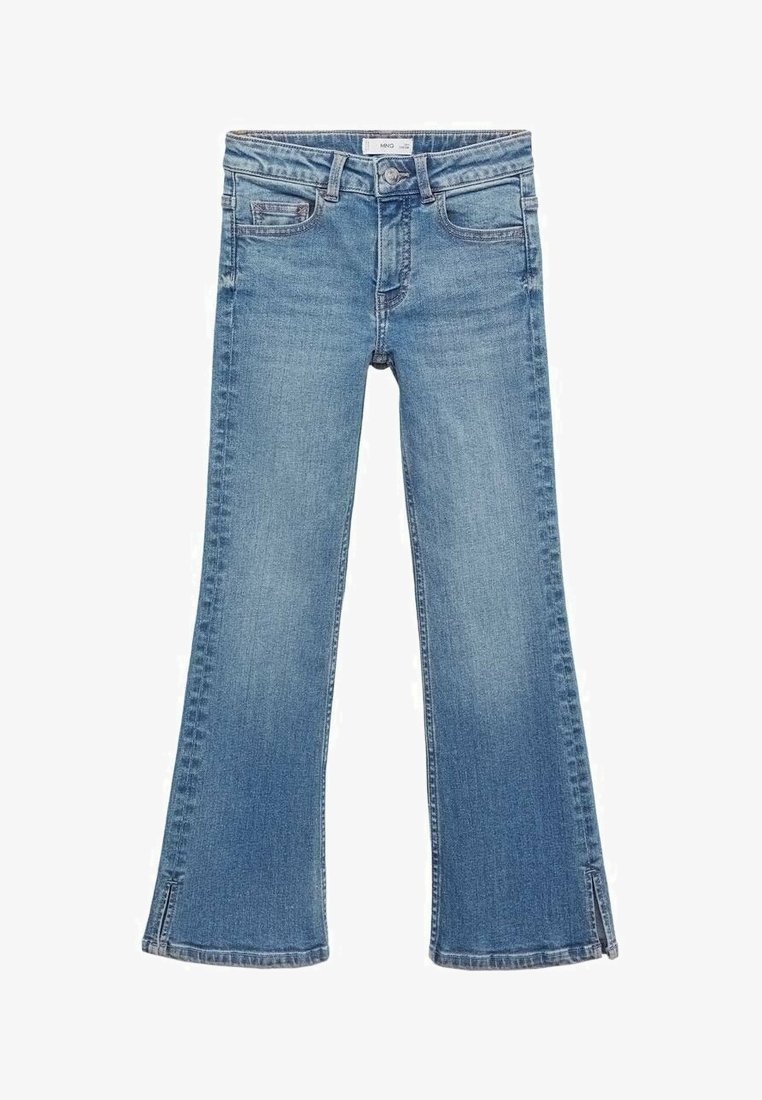 Jean en denim bleu clair avec une légère évasement au niveau des jambes, poches avant, passants de ceinture, fermeture par bouton et petites fentes latérales aux ourlets.