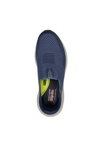 Marineblauwe instapper met een ademende mesh bovenkant, een textuur oppervlak en een contrasterende limoengroene binnenzool met "SKECHERS slip-ins" branding.