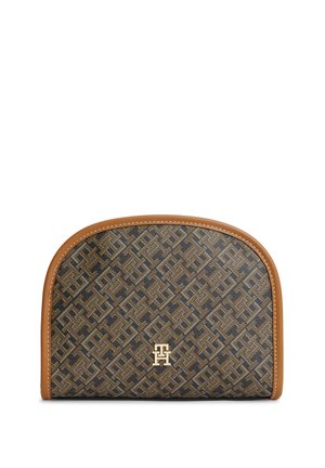 Pochette marrone a mezza luna con motivo, rifinita in pelle color cuoio chiaro e piccolo logo metallico dorato centrato sul davanti.