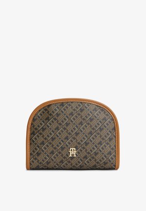 Bolso marrón con estampado en forma de media luna, con ribete de cuero color tostado y un pequeño logo metálico dorado centrado en el frente.
