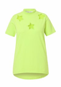 Neon grøn t-shirt med korte ærmer og en mock neck, forsynet med tre stjernesyninger i et gennemsigtigt materiale på fronten.