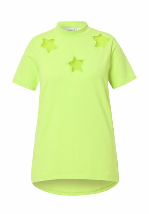 Neonově zelené tričko s krátkým rukávem a stojáčkem, které má na přední straně tři hvězdicové aplikace z průsvitného materiálu.