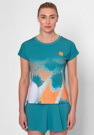 Tiefblaues Sportshirt mit kurzen Ärmeln, das ein abstraktes Muster in Blau, Orange und Weiß aufweist. Weicher Stoff mit lockerer Passform.