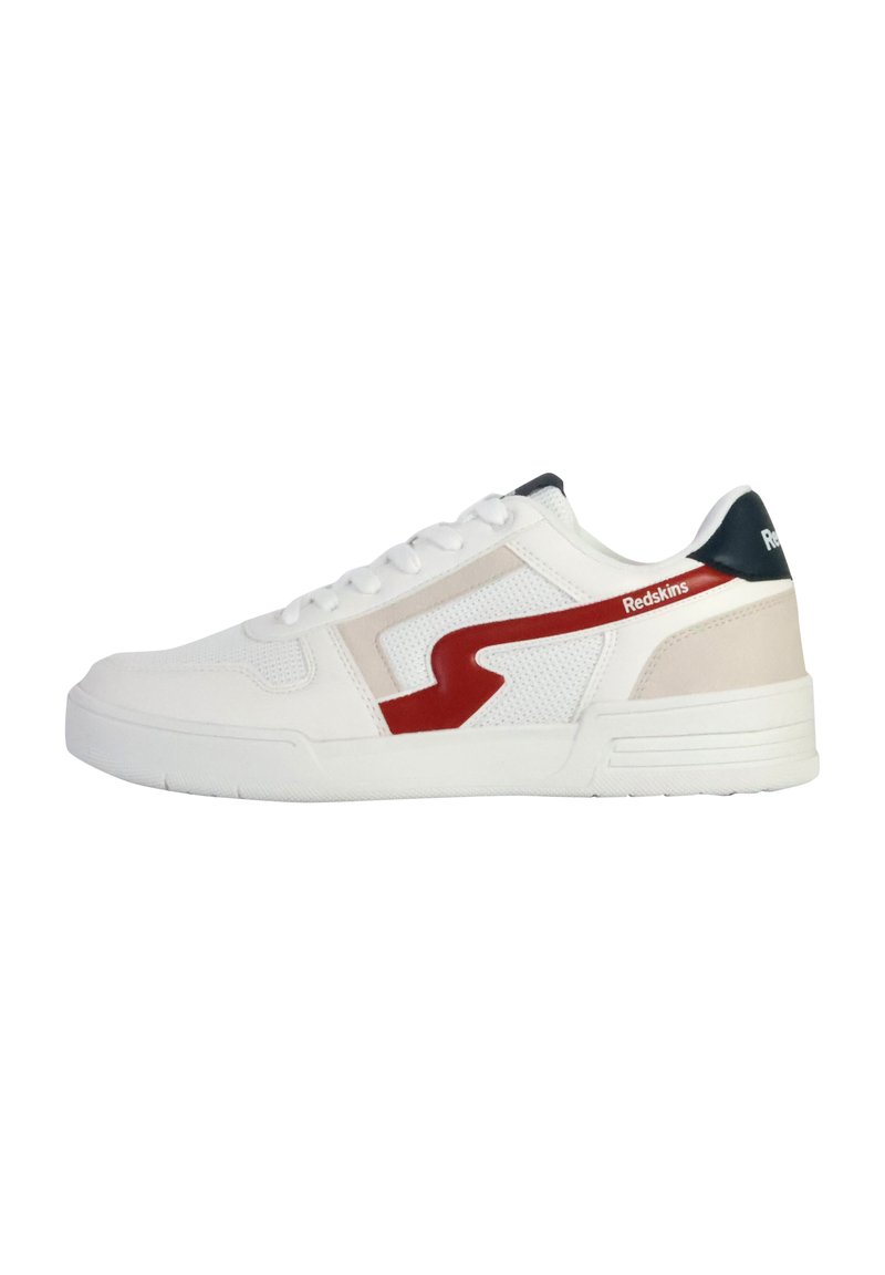 Sneaker bianco con accenti rossi e blu navy, tomaia in mesh e sintetico, suola piatta e design con lacci. Presenta il marchio dell'azienda sul tallone.
