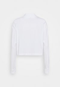 Beskarvad vit långärmad skjorta, tillverkad av lätt bomull, med hög krage och enkel design, med en glatt textur och utan mönster.