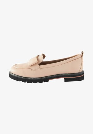 Hellrosa Lederloafers mit abgerundetem Zeh, brauner Akzent-Schleife und einer strukturierten schwarzen Gummisohle. Stickdetails entlang der Kanten.
