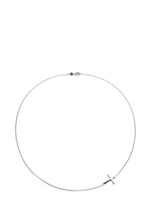 Silberne Halskette mit einem kleinen, polierten Kreuzanhänger, der seitlich nahe dem Verschluss auf weißem Hintergrund positioniert ist.