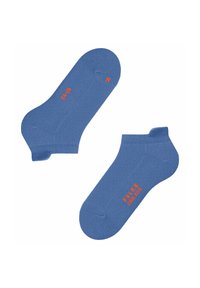 Une paire de chaussettes basses bleues avec du texte orange, l'une étiquetée "R" et l'autre "FALKE COOL KICK" avec la taille "42-43" sur un fond blanc.