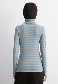 Langärmliges Turtleneck-Oberteil in hellblauen und grauen horizontalen Streifen, das über ein angepasstes Design und eine weiche Stofftextur verfügt.