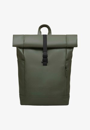 Sac à dos vert à rabat, fabriqué en matériau lisse et imperméable. Comprend une fermeture à boucle noire, une poche latérale et un logo de marque en relief.