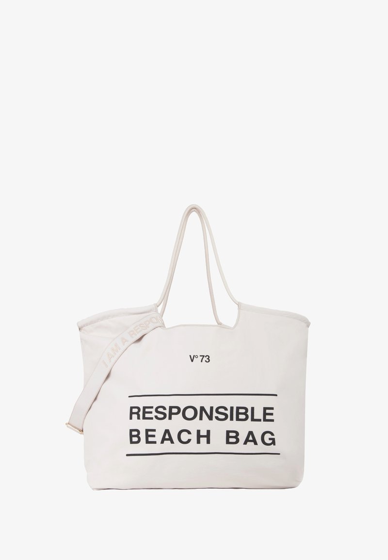 Canvas strandtas in off-white met zwarte tekst "VERANTWOORD STRANDTAS." Kenmerkt zich door dubbele handvatten en een verstelbare strap. Eenvoudig, ruim ontwerp.