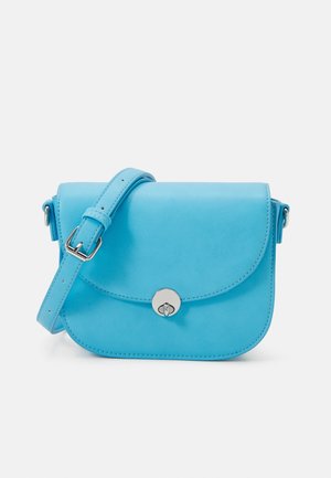 Blå læder crossbody taske med klaplåslukning, sølvfarvet hardware, justerbar rem, glat tekstur og rundede kanter.