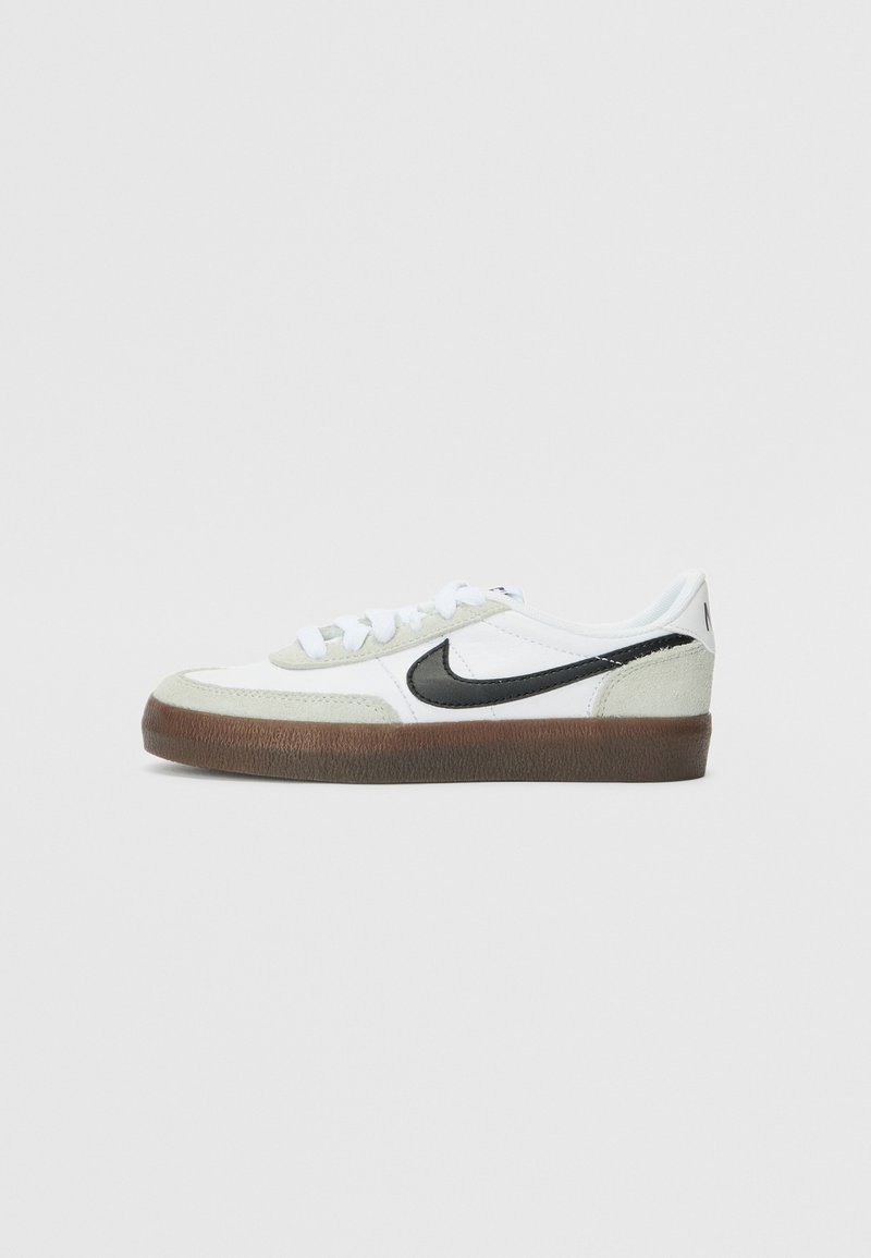 Bijeli tenisice s crnim Swoosh logotipom, akcentima od antilopa i smešnim gumiranim đonom. Ima zaobljen vrh i dizajn s vezanjem.