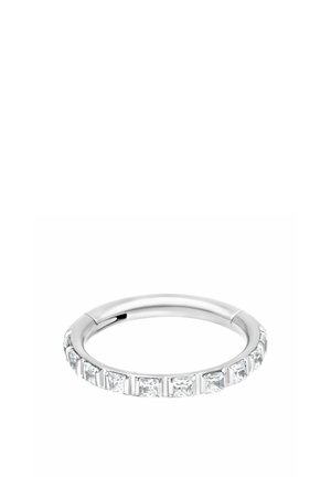 Silberner Creolen-Ohrring mit quadratisch geschliffenen, klaren Edelsteinen, die gleichmäßig entlang der unteren Hälfte gesetzt sind, vor weißem Hintergrund dargestellt.