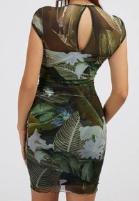 Robe à manches courtes en tissu léger et extensible avec un imprimé vert et floral, mettant en avant un dos en trou de serrure et une silhouette ajustée.