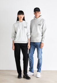 Tommy Jeans ENTRY GRAPHIC HOODIE UNISEX - Sportska majica - silver grey
