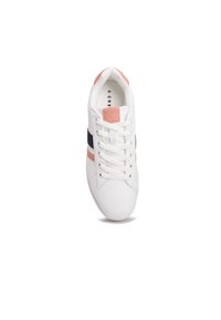 Zapatilla blanca con puntera redondeada, con franjas rosa y azul marino, diseño de cordones y suela de goma texturizada. Tamaño 39 indicado en el interior.