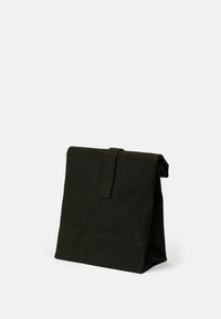 Tmavě zelená látková taška se strukturovaným tvarem, skládacími vrškem a šitým upevňovacím páskem. Texturovaný povrch, minimalistický design.