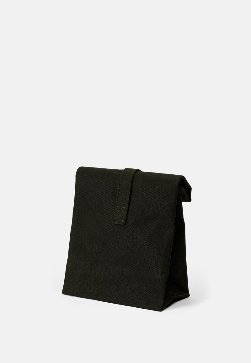 Mørkegrøn stoftaske med en struktureret form, foldet top og en syet fastgøringsrem. Tekstureret overflade, minimalistisk design.