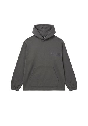 Ciemnoszara bluza z kapturem typu pullover z przednią kieszenią kangurzą i elastycznymi ściągaczami, z subtelnym napisem po lewej stronie klatki piersiowej.