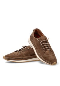 Zapatos de ante marrón con perfil bajo, con cordones, costuras en contraste y suela de goma blanca. Punta redondeada y diseño minimalista.