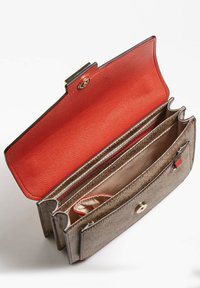 Läderplånbok med en orange insida, metallisk glans på utsidan, flera fack och tryckknappslås. Texturerad yta genomgående.