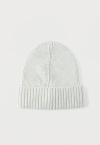 Lys gråstrikket lue med ribbet kant og glatt kropp med vertikale sømmer, som gir en myk og koselig tekstur.