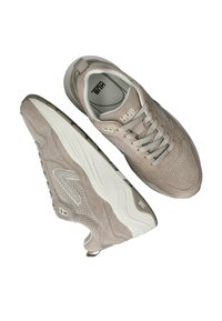 Licht beige suède sneakers met perforaties, witte dikke zolen, veters en "HUB" branding op de tong en inlegzool.