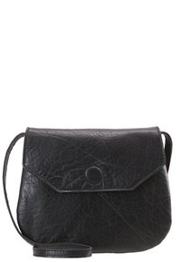 Svart läderaxelväska med en kuvertstilsliknande klaff, strukturerad yta och ett cirkulärt trycklås. Har en smal rem för enkel bärning.