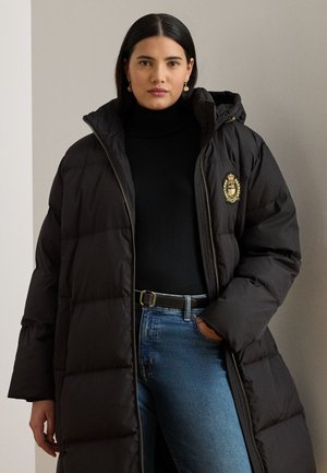 Zwarte donzen jas met een capuchon, voorzien van een gouden wapen op de linkerborst. Zacht, gewatteerd materiaal, ritssluiting en opvallende schoudernaden.